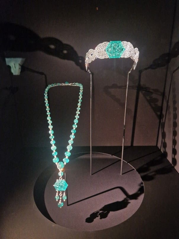 Carved emerald and diamond necklace and tiara