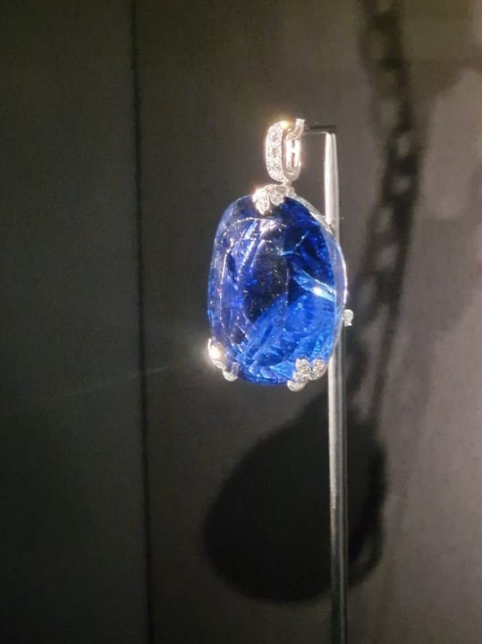 Sapphire and diamond pendant