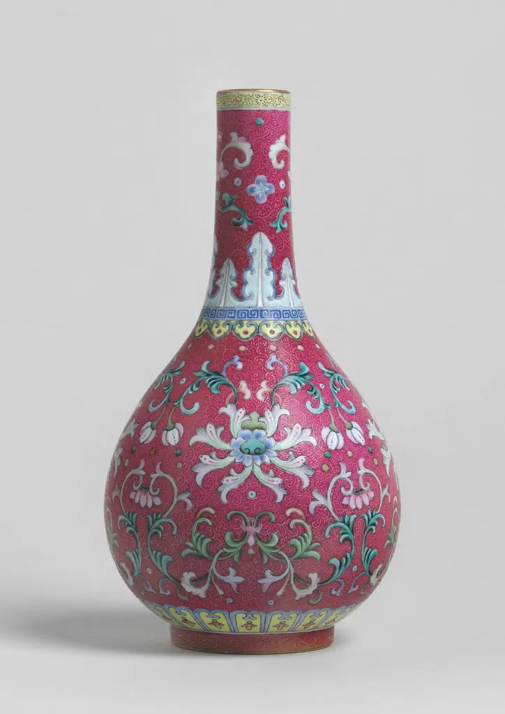 Qianlong-period porcelain vase